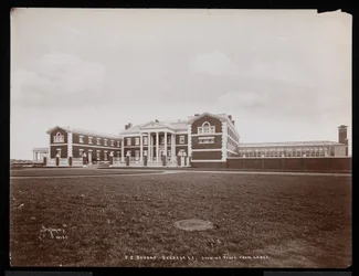 Blick auf das Haupthaus von der Lodge auf dem Anwesen von F.G. Bourne in Oakdale, Long Island, New York